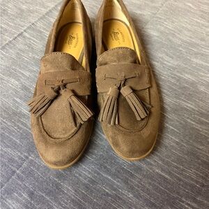 G.H. Bass & Co. Tan Faux Suede Loafers with Tassels Noelle 6.5